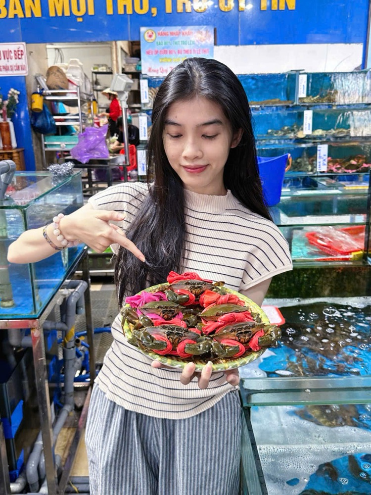 Chọn cua tươi ngay tại cửa hàng