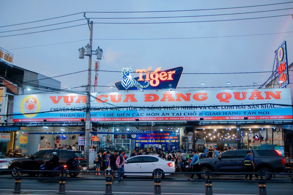 Mặt tiền Vựa Cua Đăng Quân buổi tối
