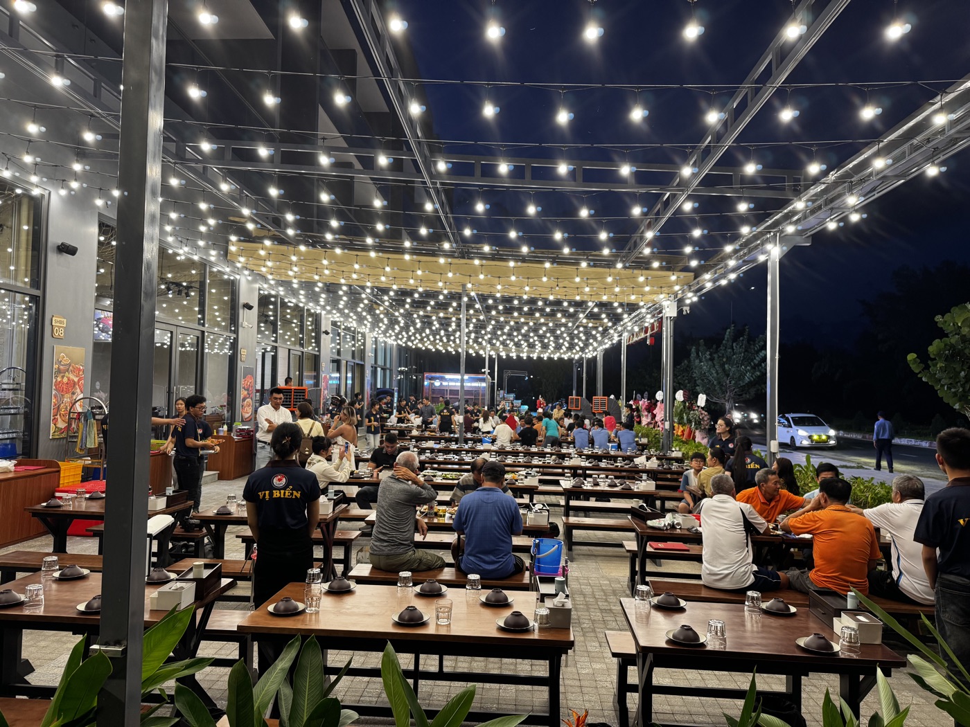 Khu ăn uống ngoài trời của cơ sở hợp tác Vị Biển, Tuy Hoà, buổi tối đông khách
